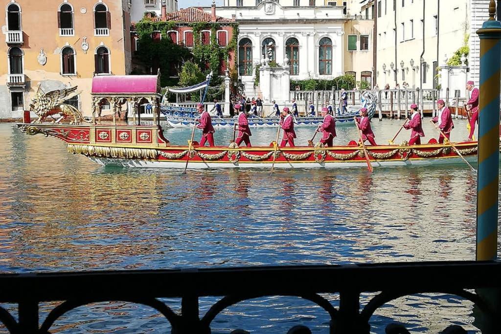 Grand Canal Next To Guggenheim Venezia Eksteriør bilde